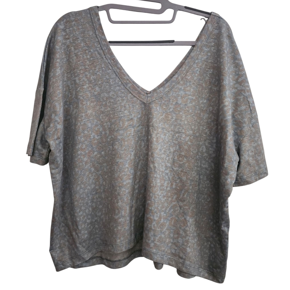 Chaser V-Neck Leopard Print Tee Size Small NWT
